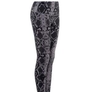 Lululemon Wunder Under High Waist Crop Leggings in a black and gray snake size 6